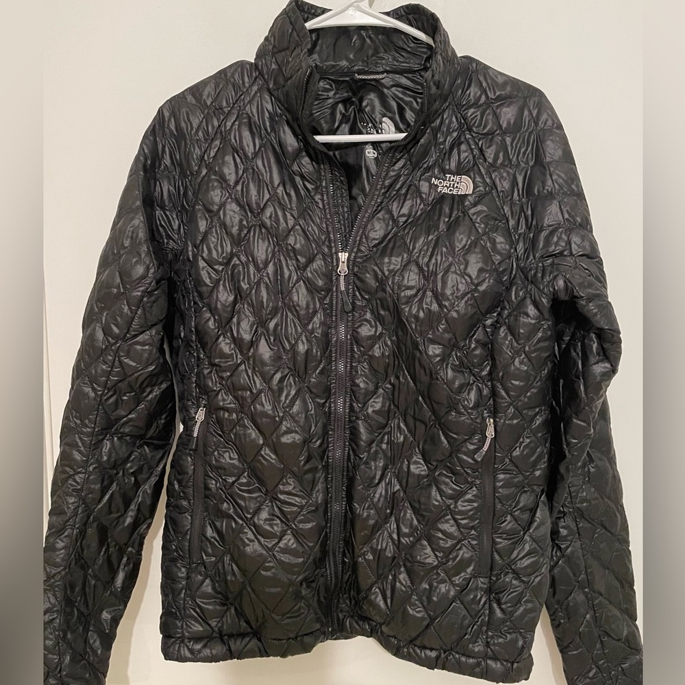 Women’s Black Northface jacket size- Medium.       Gently worn
